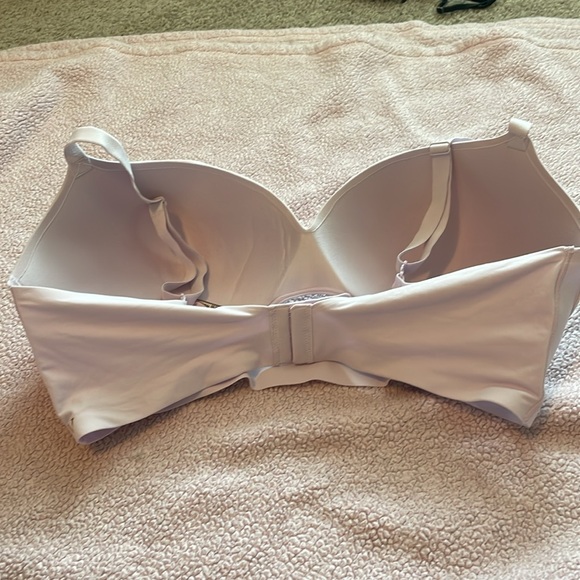 Incredible by Victoria’s Secret Wireless Padded Bra - 40DDD - Picture 2 of 5